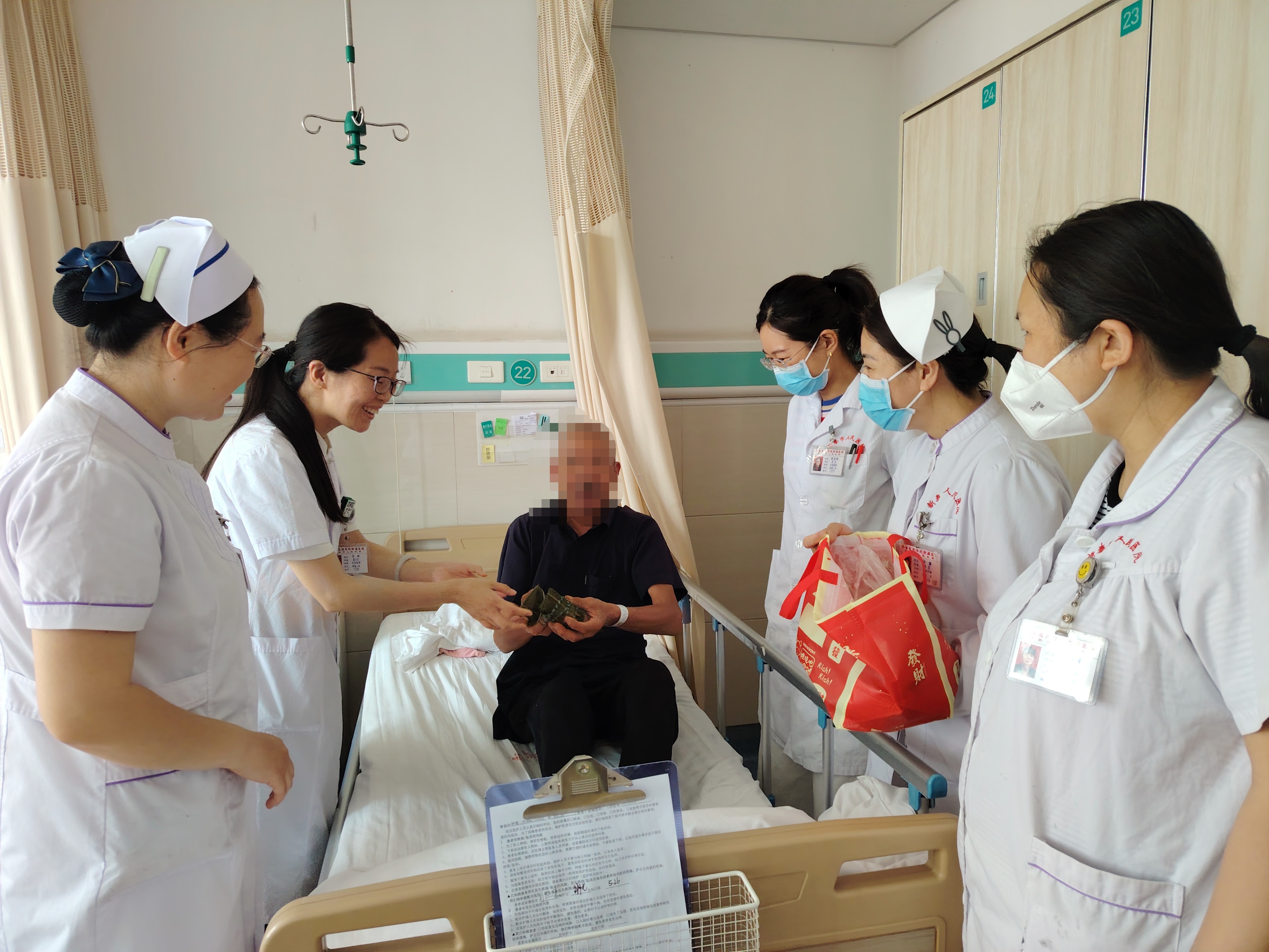 【粽叶飘香暖人心 医患情深共端午】新泰市人民医院肿瘤二科为住院患者送上节日祝福 
